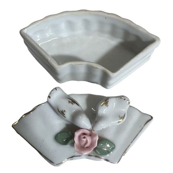 TRINKET BOX Vintage Small Porcelain Box with 2 Birds and 1 Flower - Picture 3 of 12